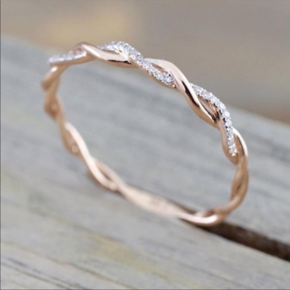 TWISTED 18K ROSE GOLD DIAMOND RING, CUTE RING, SHINY RING. - Picture 5 of 5